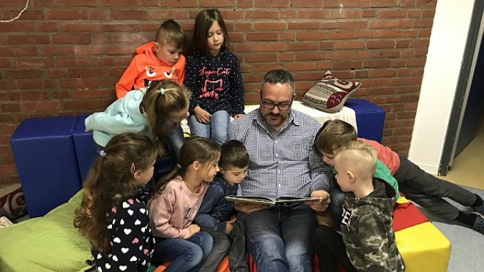 „Bücherfreund“ Hausmann war zum „Vorlesetag“ im Heilig-Geist-Kindergarten